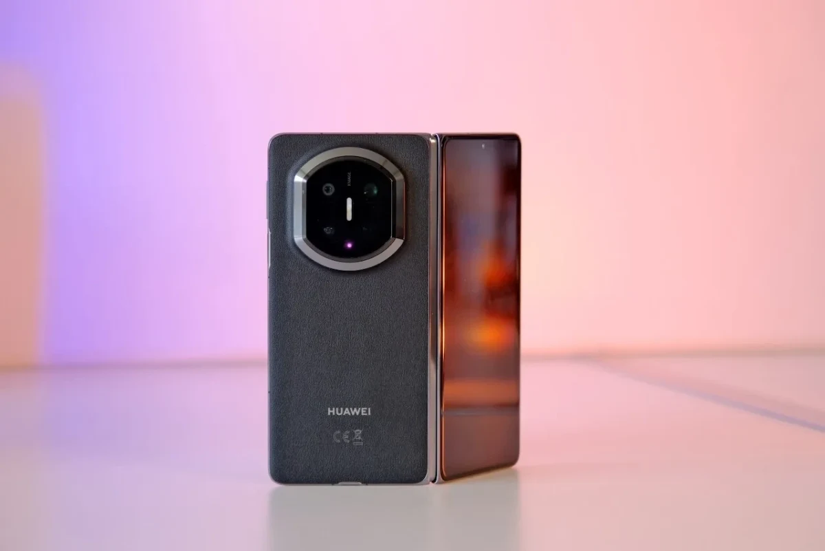 Açık konumda duran, arka yüzünde dairesel kamera modülü bulunan Huawei katlanabilir telefon