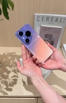Bir kişinin elinde tuttuğu, mor ve şeftali tonlarında Huawei Pura 90 Plus telefonun arka yüzü