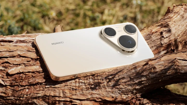 Huawei telefon, ağaç gövdesinin üzerinde arka yüzü ve kamera modülü görünecek şekilde duruyor