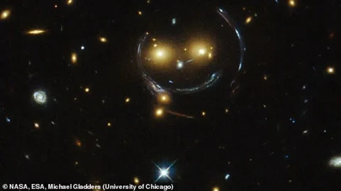 Hubble’ın görüntülediği galaksi kümesi neden gülümsüyor?