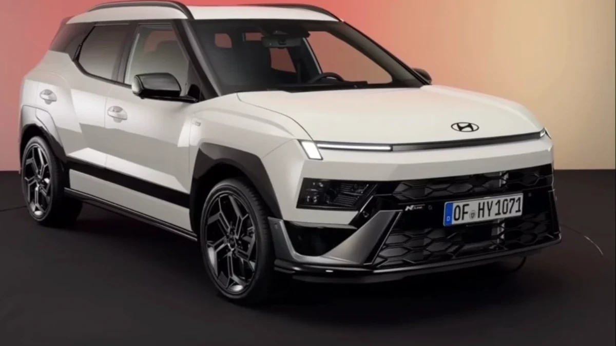 Beyaz Hyundai Bayon’un önden ve yandan görünümü.
