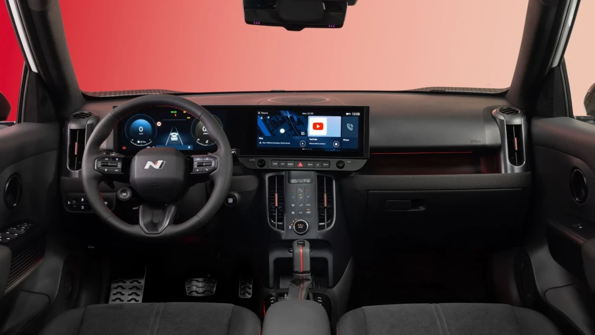 Hyundai Bayon’un direksiyonu, dijital ekranları ve orta konsolunu gösteren iç mekân görüntüsü.
