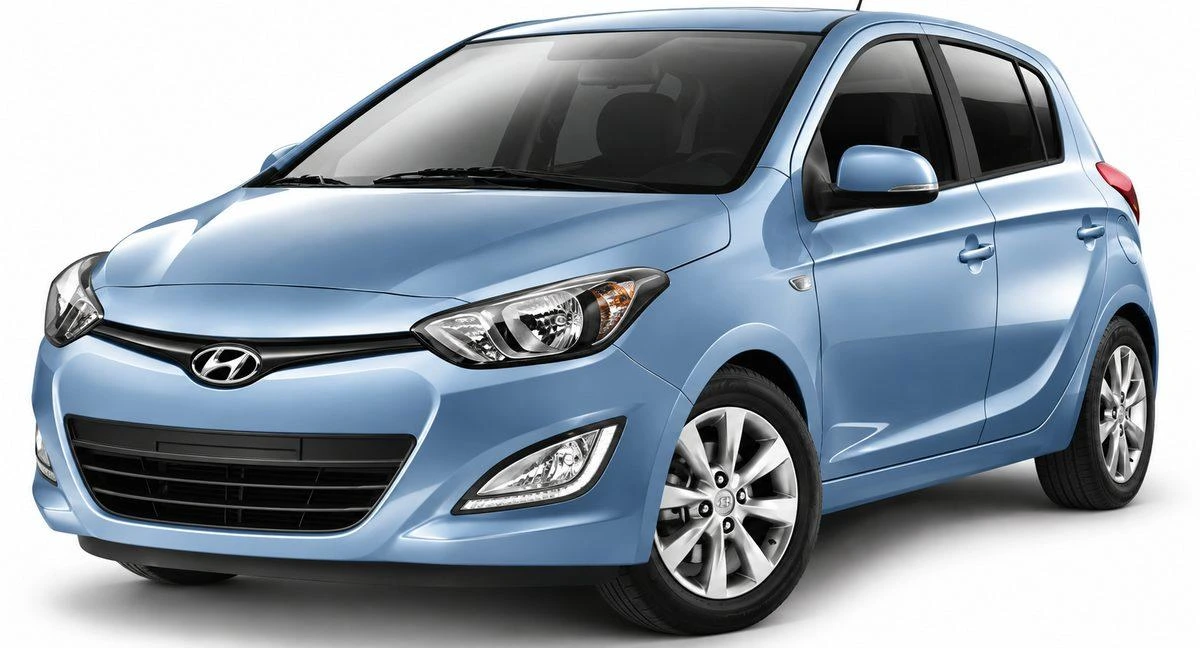 Açık mavi Hyundai i20 hatchback