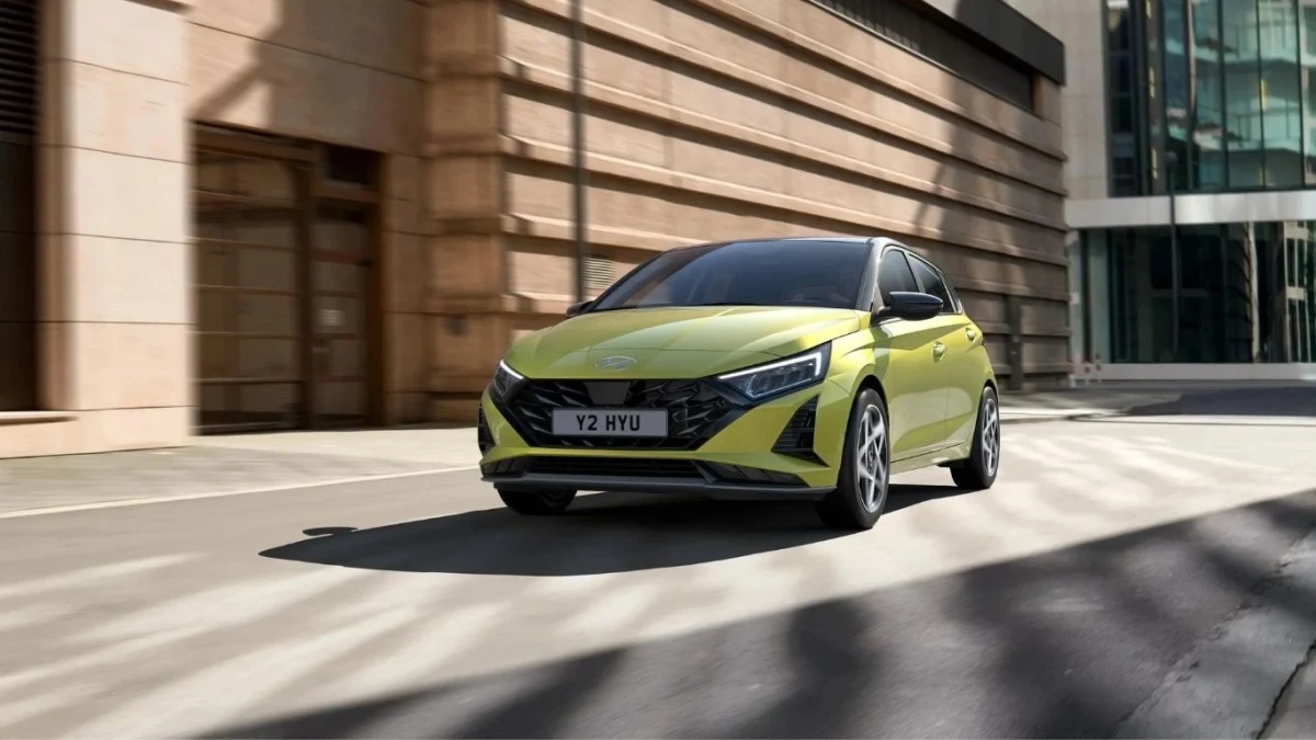 Sarı Hyundai i20 şehir caddesinde ilerliyor