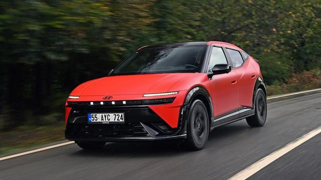 Yolda ilerleyen kırmızı Hyundai IONIQ 3