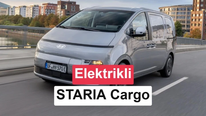 Gri Hyundai STARIA Cargo elektrikli panelvan yolda ilerliyor