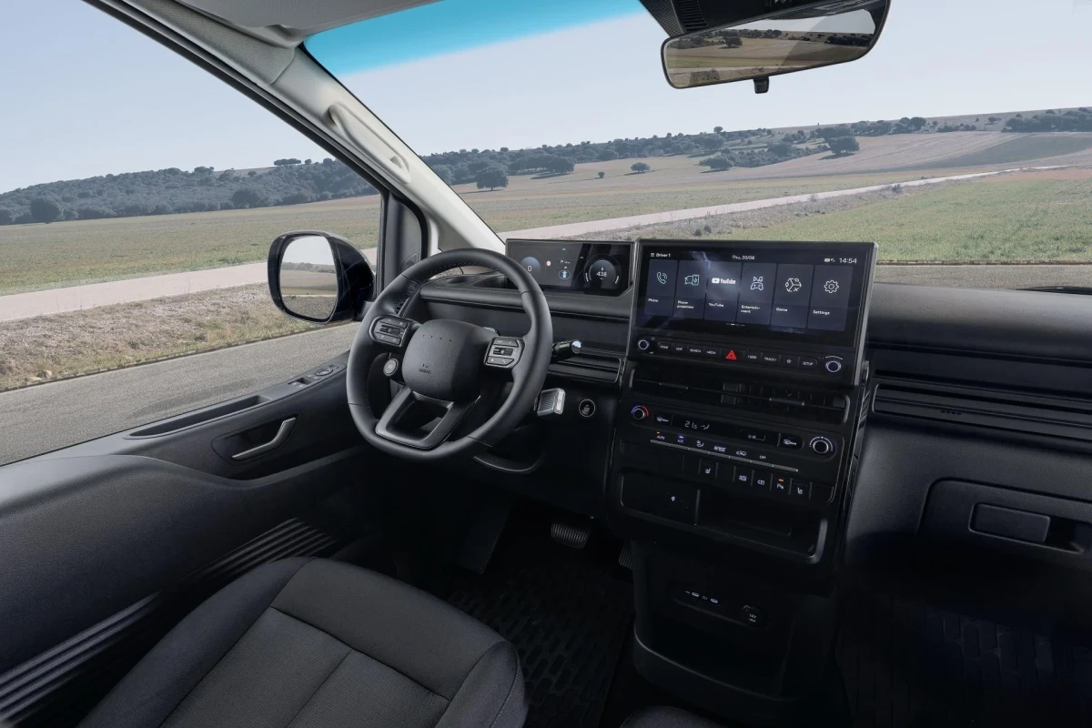 Hyundai STARIA Cargo’nun direksiyon ve multimedya ekranlarını gösteren kokpiti
