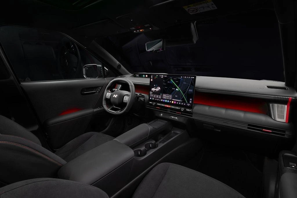 Hyundai Tucson’un ön konsolu, direksiyonu ve merkezi ekranı