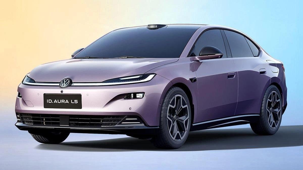 Mor Volkswagen ID. AURA L5 elektrikli liftback otomobilin önden ve yandan görünümü