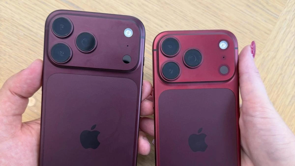 Yan yana tutulan iki iPhone’un arka yüzü; sağdaki telefon daha kırmızı görünüyor