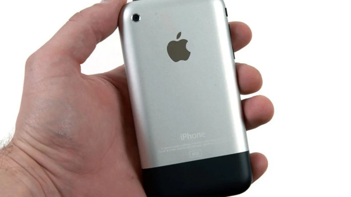 Elde tutulan ilk iPhone’un arka yüzü ve tek kamerası
