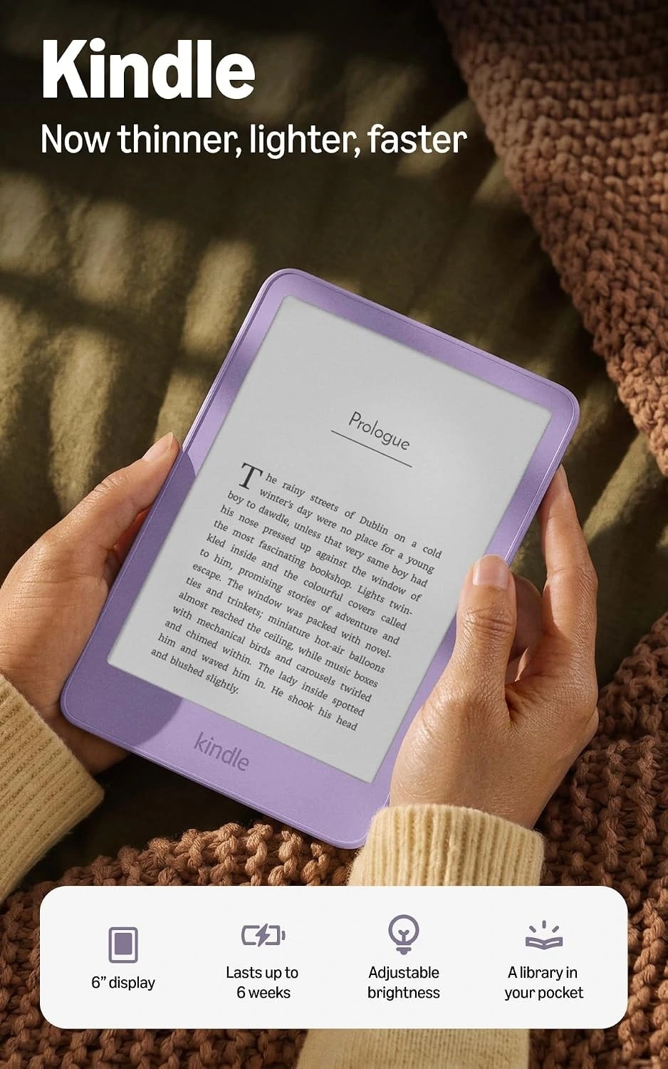 Mor renkli Kindle, iki elle tutulurken ekranda bir kitap sayfası gösteriyor