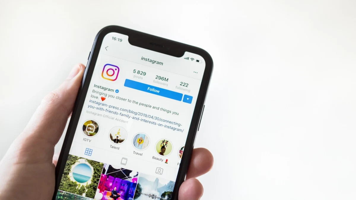Bir kişinin elinde Instagram profili açık bir akıllı telefon