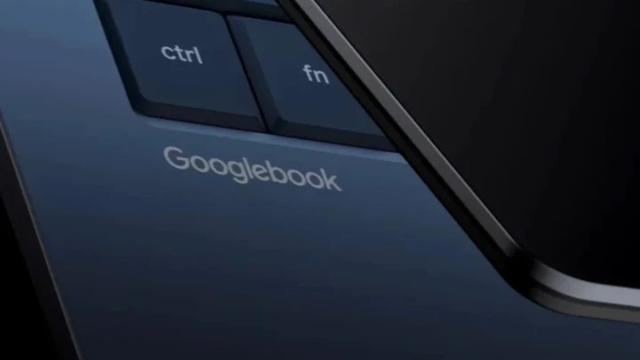 Googlebook bilgisayarın klavyesi ve cihazın Googlebook yazılı yüzeyi