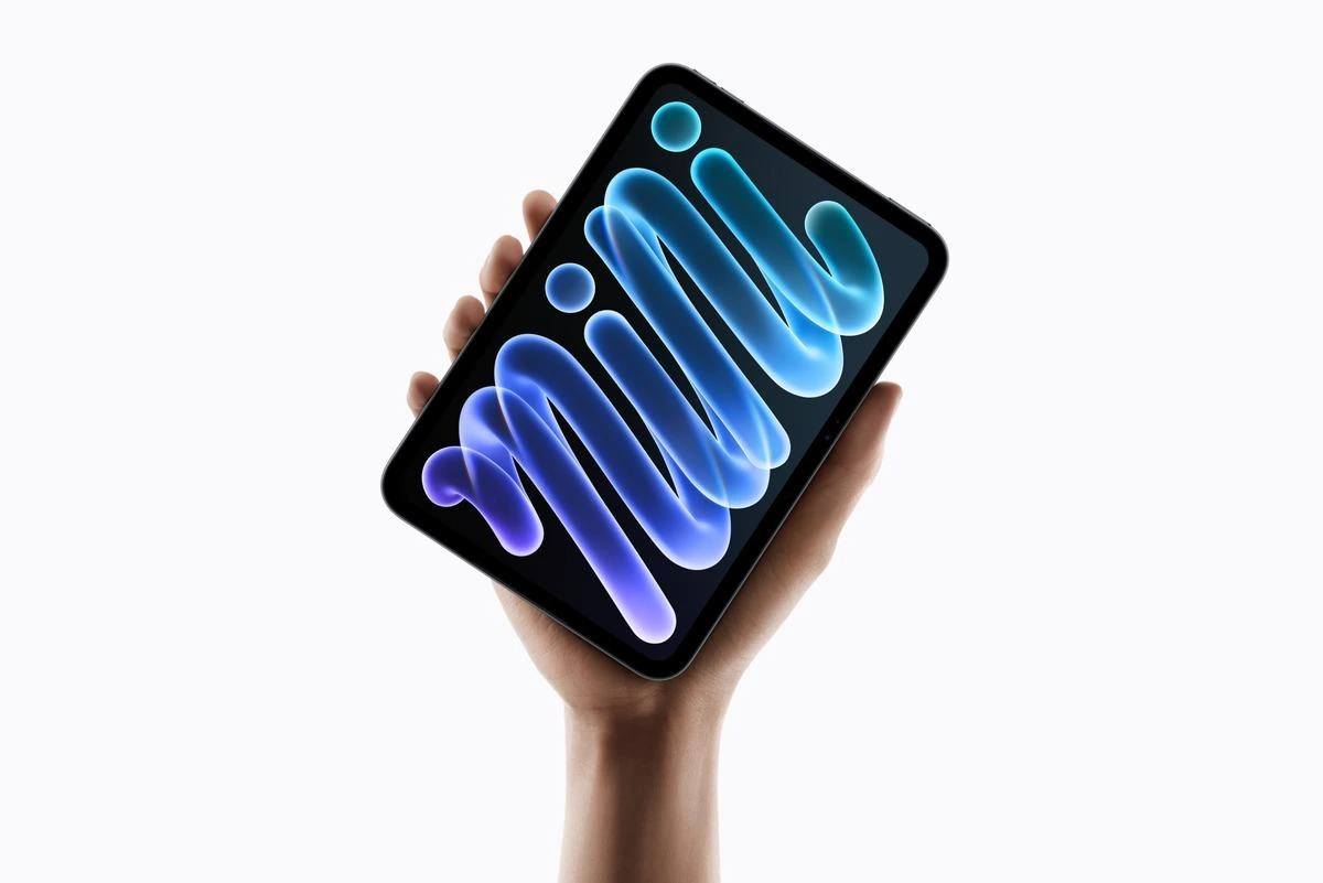 Bir elde tutulan, ekranında mavi grafik bulunan iPad mini 8