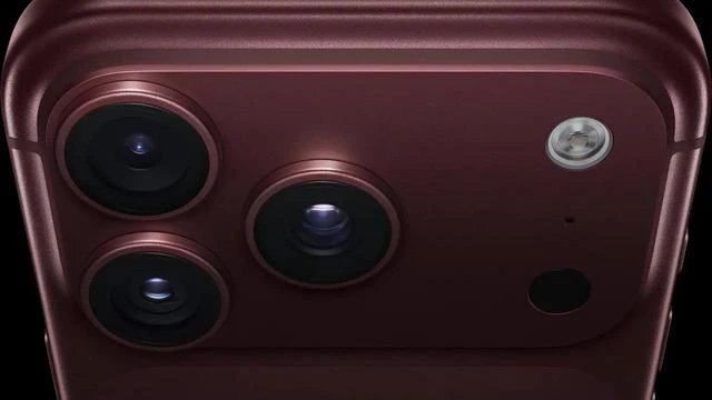 Bordo renkli iPhone 18 Pro’nun arka kamera ve alüminyum kasa bölümü