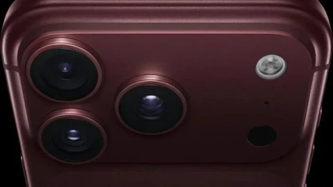 Bordo renkli iPhone 18 Pro’nun arka kamera ve alüminyum kasa bölümü