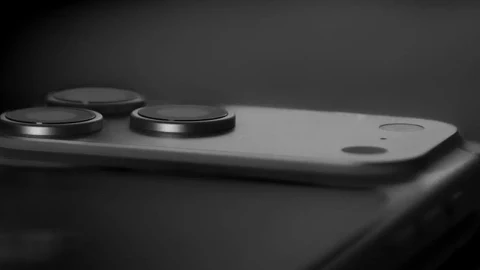 Koyu renkli bir akıllı telefonun arka yüzündeki kamera modülü