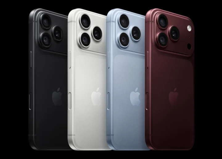 Farklı renk seçenekleriyle sergilenen iPhone Pro modelleri