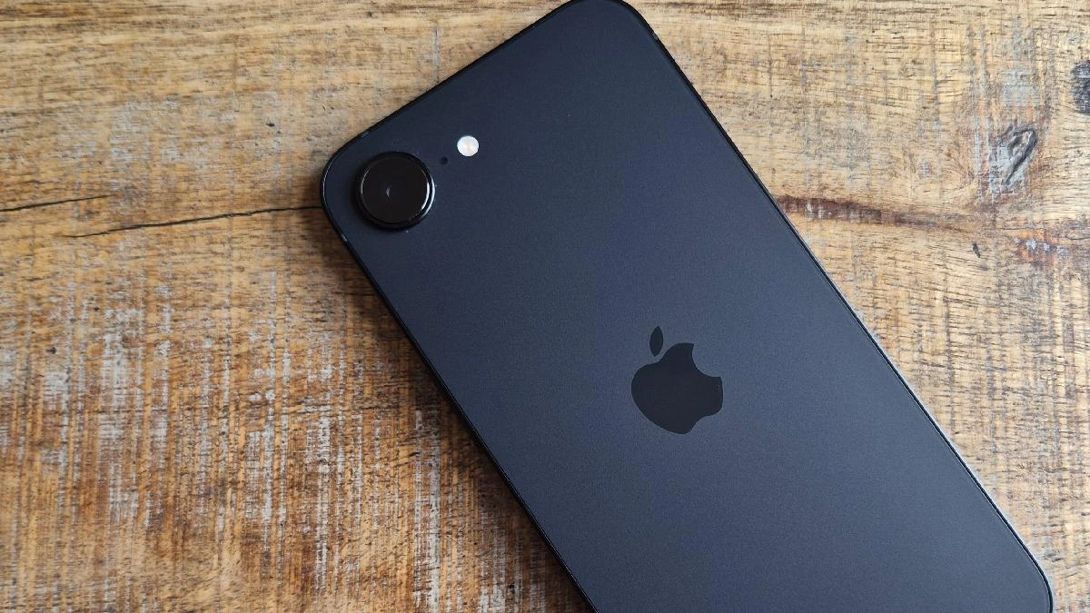 Ahşap yüzey üzerinde tek arka kameralı koyu renkli bir iPhone