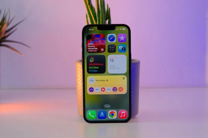 Masa üzerinde duran, ana ekranı açık bir iPhone