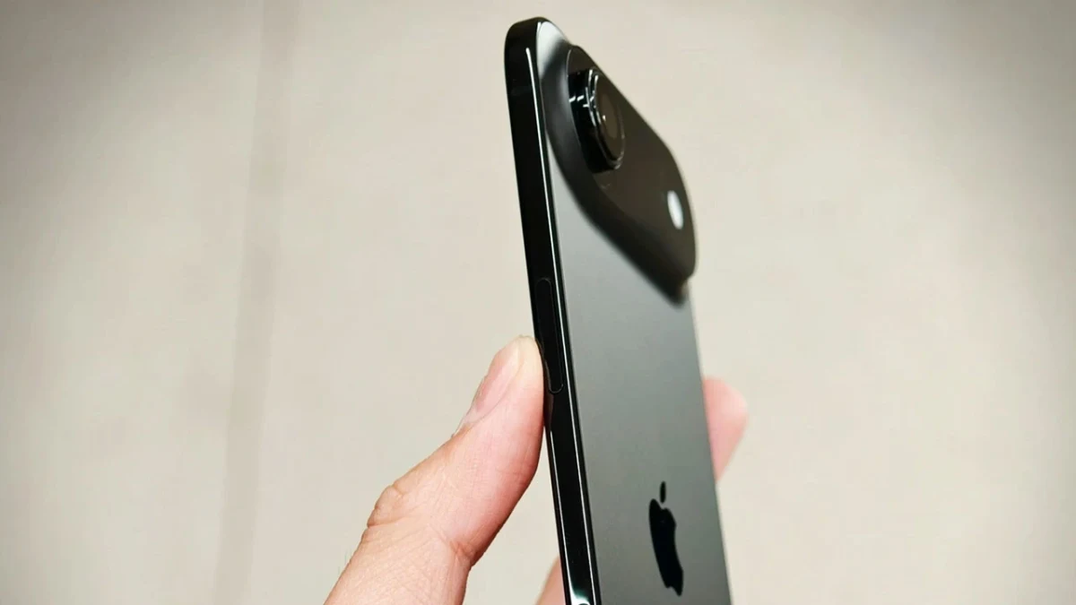 Arka yüzü ve kamera çıkıntısı görünen siyah renkli iPhone