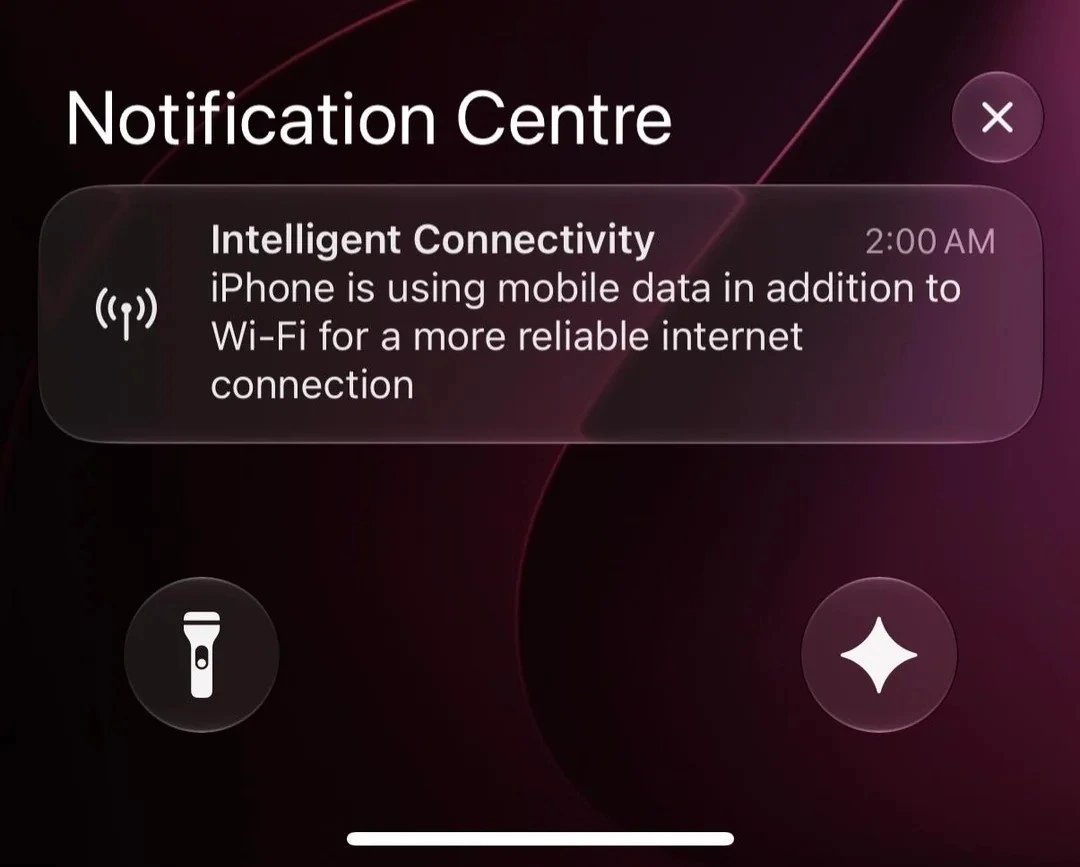 iPhone bildirim merkezinde, güvenilir bağlantı için Wi-Fi yanında mobil veri kullanıldığını bildiren Intelligent Connectivity uyarısı