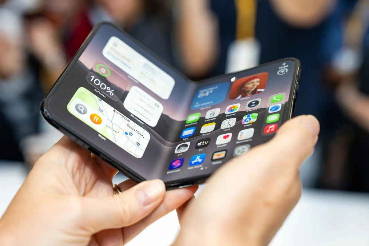 Ellerin tuttuğu açık katlanabilir telefonun iç ekranı
