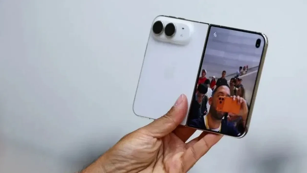 Elde açık halde tutulan beyaz katlanabilir telefon