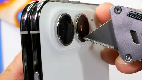 iPhone Duo testinde kum ve bükülme hasarı ortaya çıktı