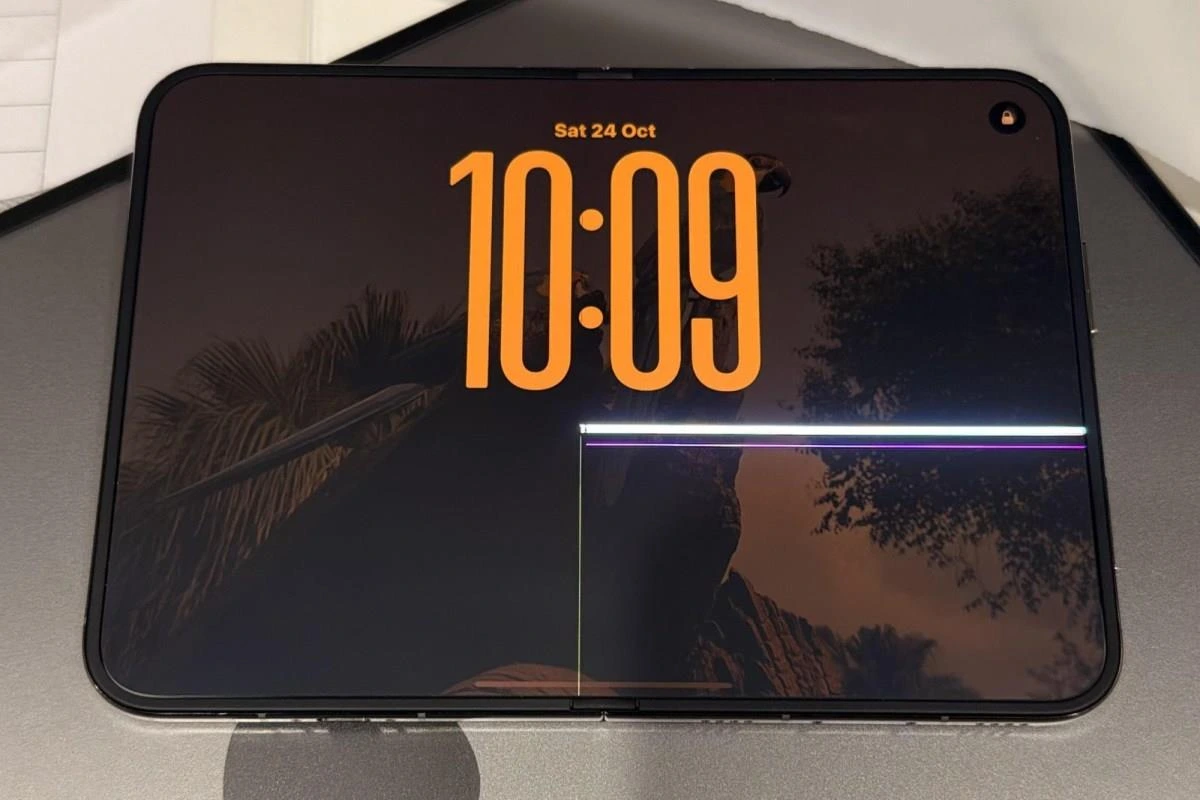Açık durumdaki iPhone Duo’nun ekranında çatlak