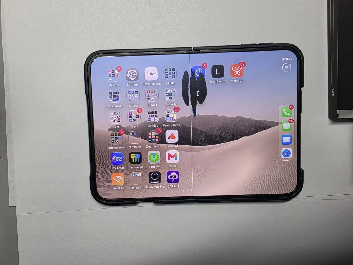 Ekranında çatlak bulunan açık iPhone Duo