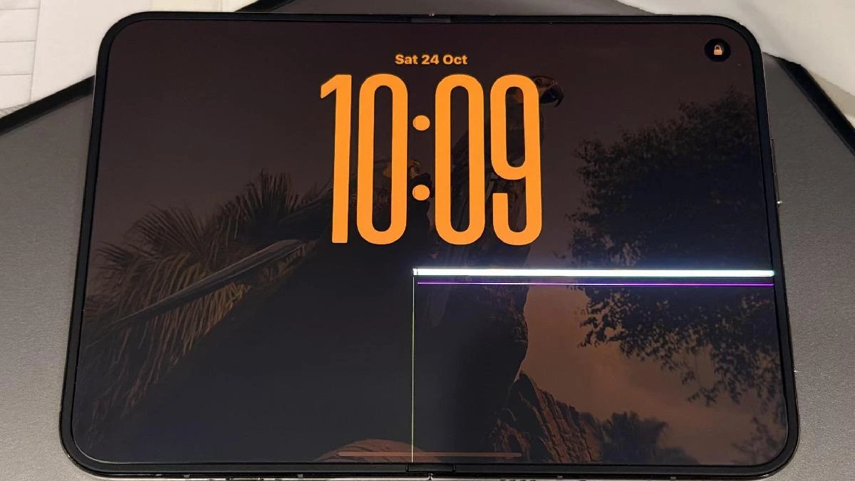Katlanabilir iPhone Duo’nun açık ekranında yatay parlak çizgi ve çatlak izi