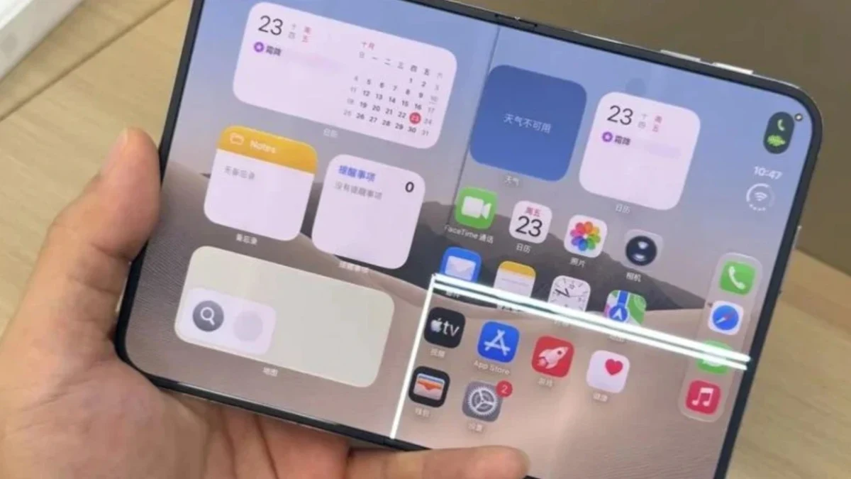 Açık durumdaki iPhone Duo’nun iç ekranında yatay bir çizgi görülüyor