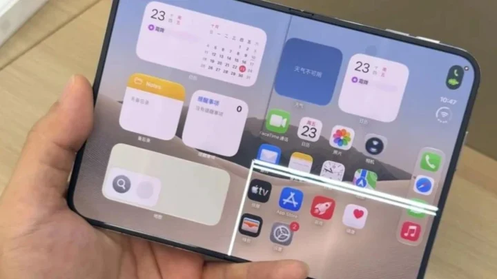 Açık durumdaki iPhone Duo’nun iç ekranında yatay bir çizgi görülüyor