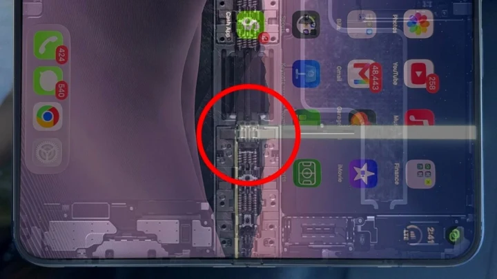 Katlanabilir telefon ekranının iç menteşe ve arka plaka bölgesini gösteren teknik görsel