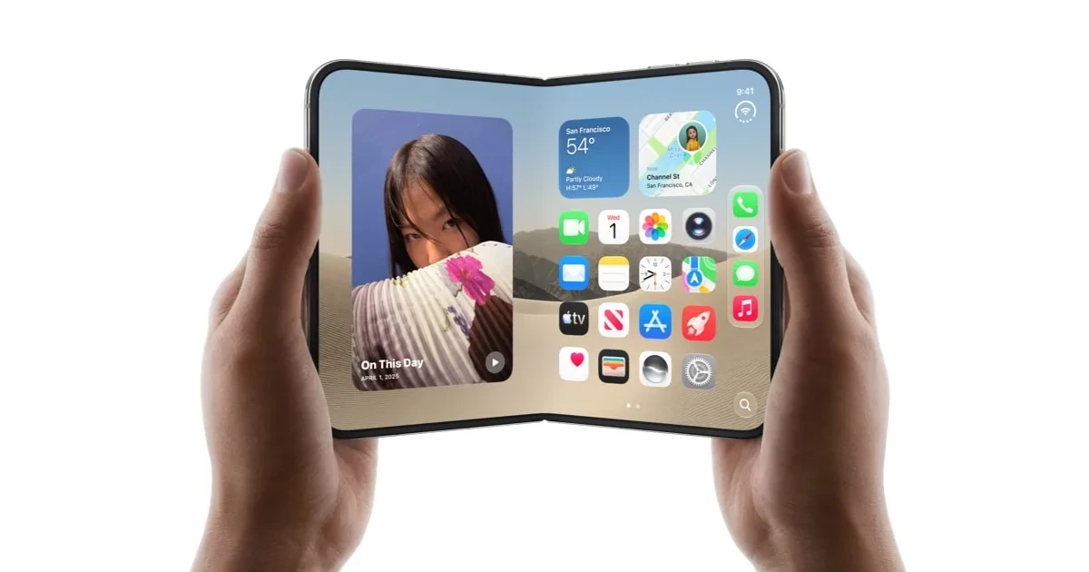 Ellerinde açık halde tutulan katlanabilir iPhone Duo, geniş ekranında uygulamaları gösteriyor