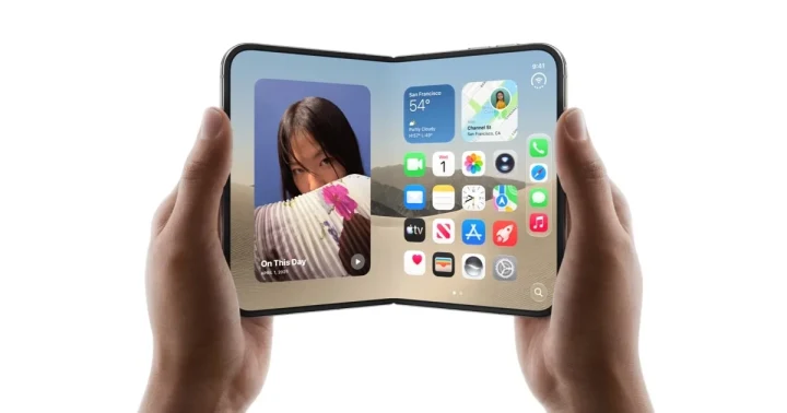 Ellerinde açık halde tutulan katlanabilir iPhone Duo, geniş ekranında uygulamaları gösteriyor