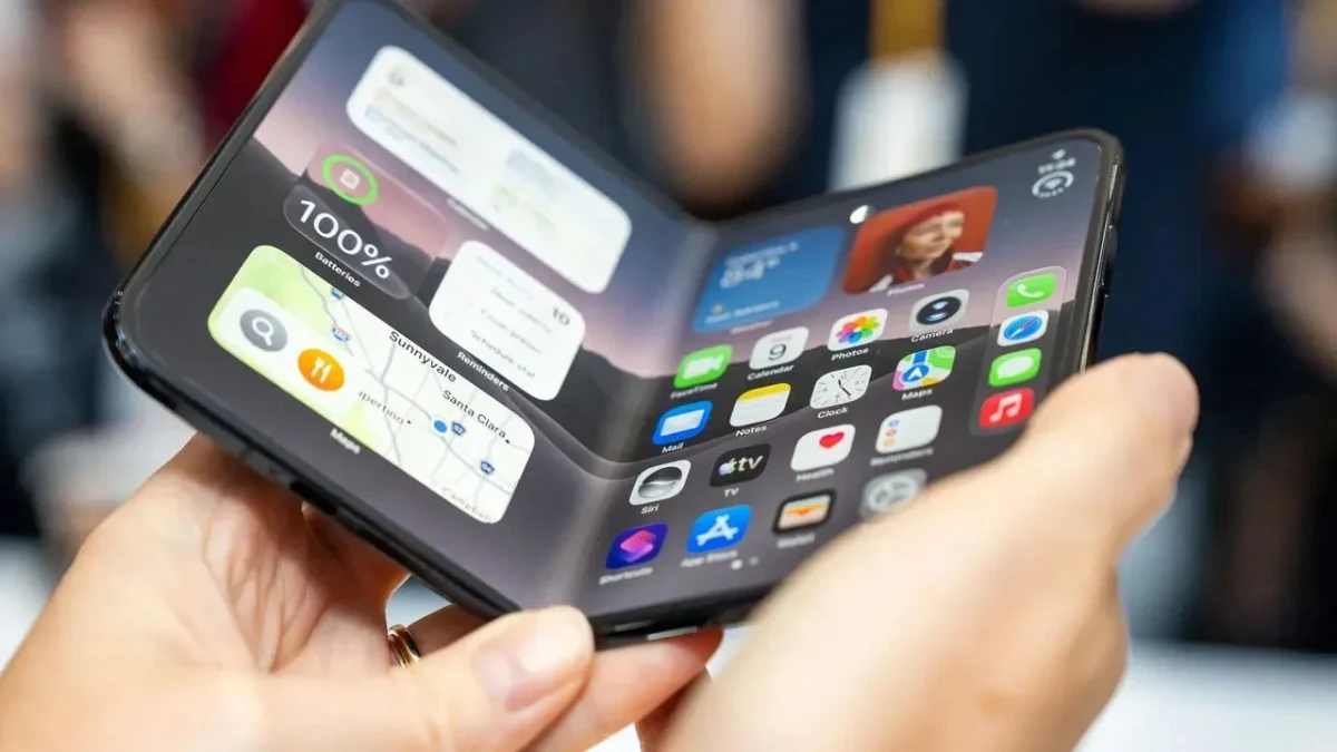 Katlanabilir iPhone Duo olduğu belirtilen bir telefon açık halde elde tutuluyor.