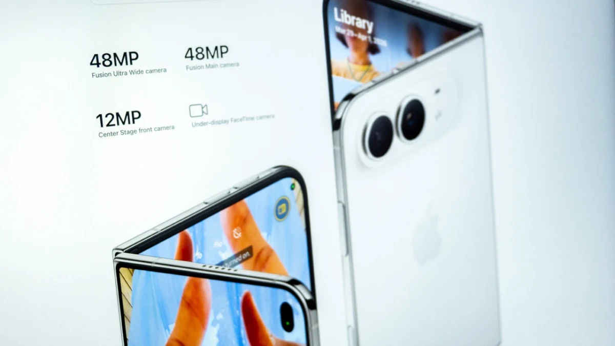 Açık ve katlanmış halde gösterilen katlanabilir bir telefonun tanıtım görseli