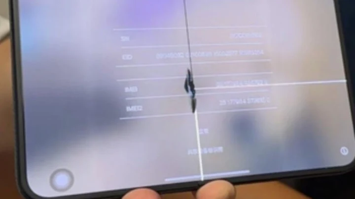Katlanabilir telefonların farklı ekran görünümlerini gösteren üç görüntü