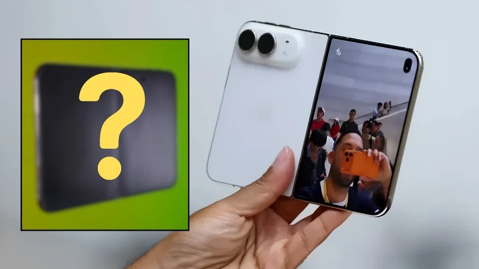 Elde açık halde tutulan beyaz katlanabilir telefonun yanında soru işareti simgesi