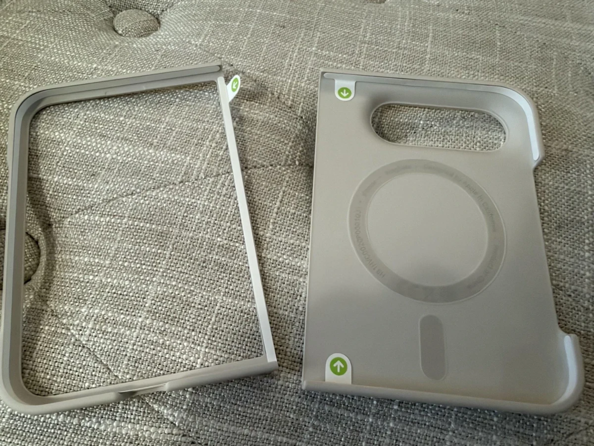 İki parçalı iPhone Duo kılıfının yapışkan şeritli iç yüzeyleri