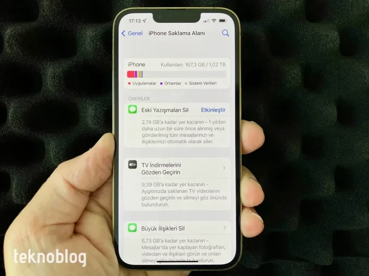 Bir elde tutulan iPhone ekranında Saklama Alanı ayarları görüntüleniyor