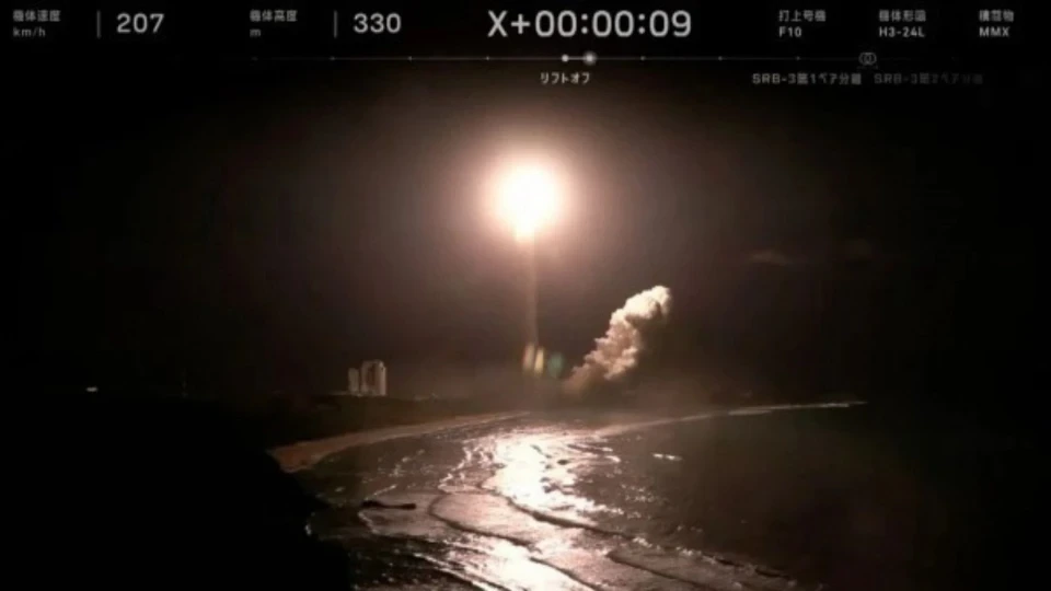 Gece karanlığında uzaya yükselen roketin fırlatma anı