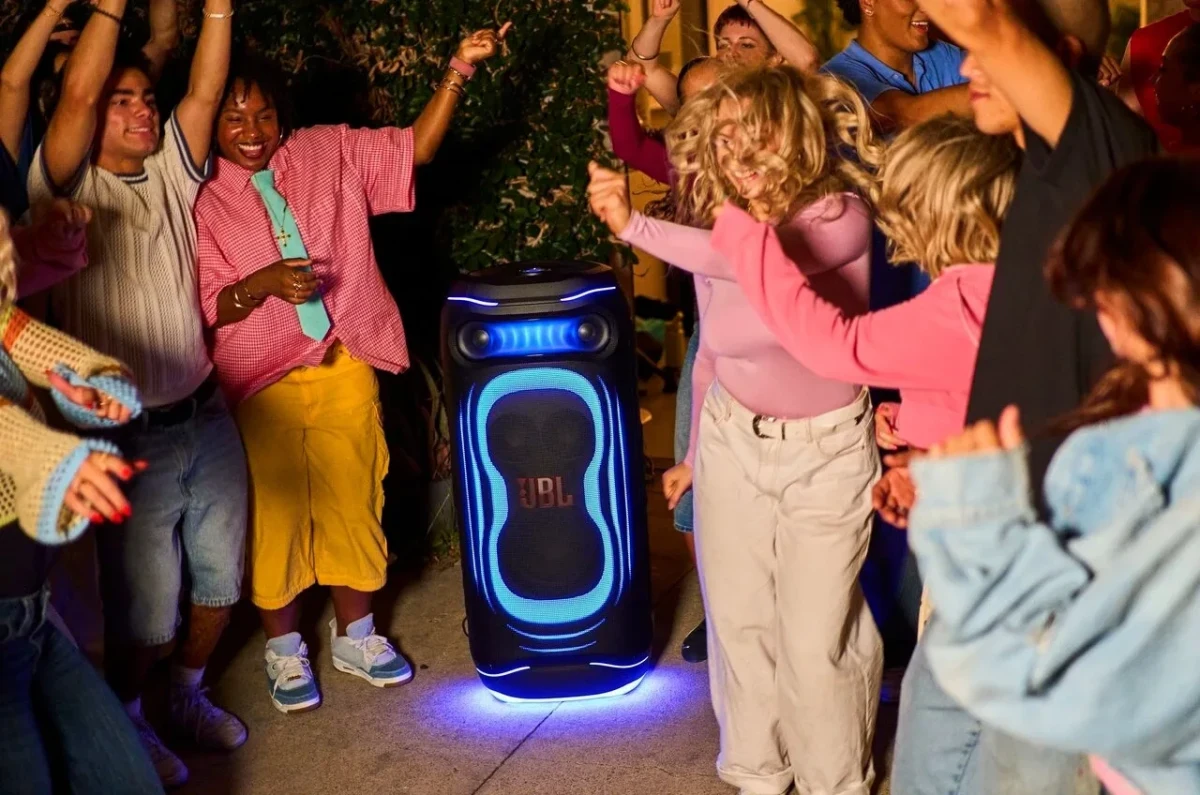 JBL PartyBox hoparlörünün çevresinde dans eden bir grup insan