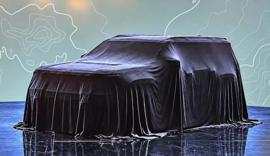 Tanıtım alanında siyah örtüyle kapatılmış yeni Jeep Renegade