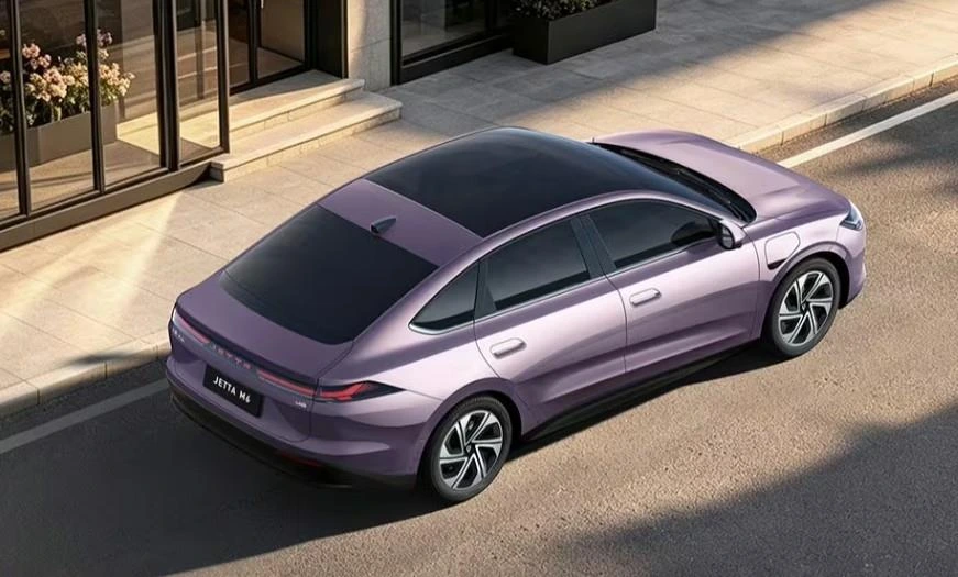 Açık mor renkli Jetta M6 elektrikli sedanın arkadan yandan görünümü