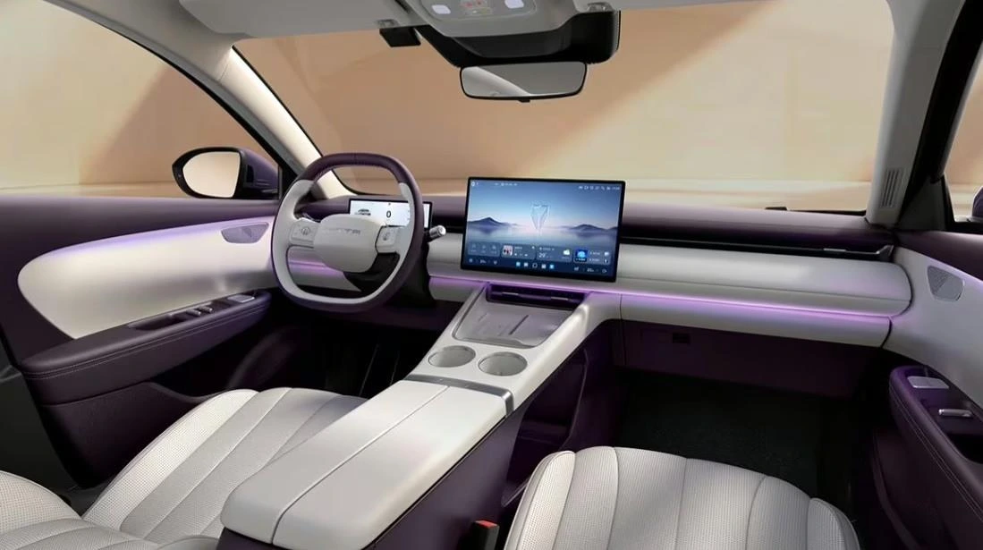 Jetta M6’nın ön konsolu, ekranı ve ön koltukları