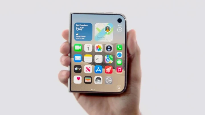 Bir kişinin elinde tuttuğu, açık durumdaki katlanabilir telefonun ekranında uygulama simgeleri görülüyor.